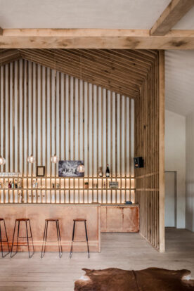 Bar Koper Copper Kitchen Patina Interior Design Schuur Barn stool light wood Smoked Oak gerookte eik booze bottles 39s shopped v3